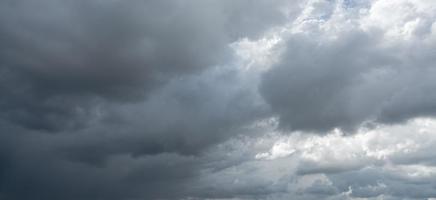 mulen himmel. dramatisk grå himmel och mörka moln före regn under regnperioden. molnig och lynnig himmel. storm himmel. dyster och lynnig bakgrund. mulna moln. sorglig, ensam och död abstrakt bakgrund. foto