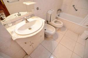 vit inomhus- badrum se foto