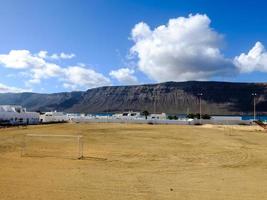 fotboll fält förbi en campingplats foto