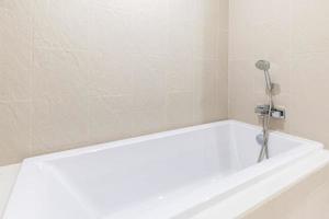 vit badkar i modern badrum interiör design foto