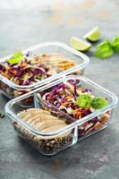 friska måltid förberedelse behållare med quinoa och kyckling foto