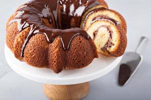 vanilj bundt kaka med cheesecake fyllning foto