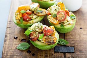 avokado fylld med pesto caprese sallad foto