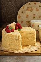 napoleon skiktad kaka med macarons och hallon foto