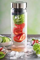 infuserad vatten med jordgubbe, gurka och basilika foto