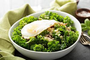 färsk friska sallad med grönkål och quinoa foto