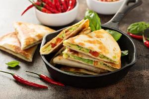 vegan quesadillas med avokado och röd peppar foto