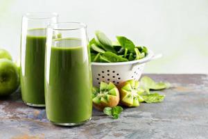 grön juice i lång glasögon foto
