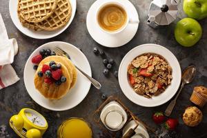 friska frukost med spannmål och våfflor foto