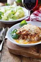 traditionell lasagne med bolognese sås foto