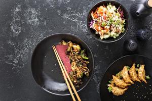 asiatisk kök maträtter på de tabell över huvudet se foto