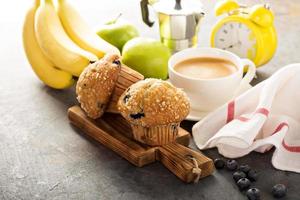 blåbär och banan muffins med kaffe för frukost foto