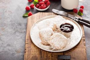 beignets med hallon sylt foto