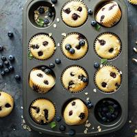blåbär muffins i en panorera foto
