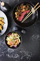 asiatisk kök maträtter på de tabell över huvudet se foto