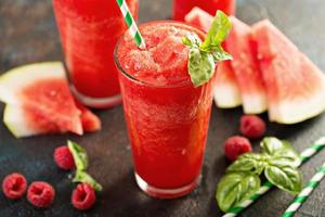 uppfriskande kall sommar dryck vattenmelon slushie foto