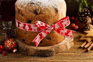 traditionell jul panettone med torkades frukt foto