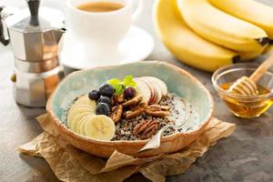 quinoa gröt med banan, blåbär och pekannöt nötter foto