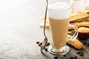 varm kaffe latte med biscotti småkakor foto