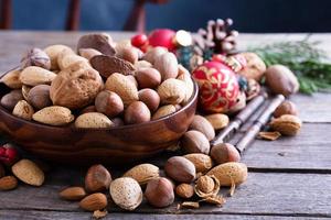 mängd av nötter med skal för jul foto