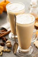 pumpa krydda latte i lång muggar foto