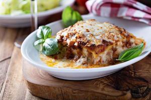 traditionell lasagne med bolognese sås foto