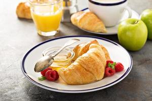 croissanter med sylt och honung foto