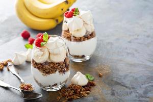 banan och granola frukost parfait foto