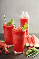 uppfriskande kall sommar dryck vattenmelon slushie foto