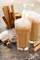 kaffe latte eller cappuccino med kryddor foto
