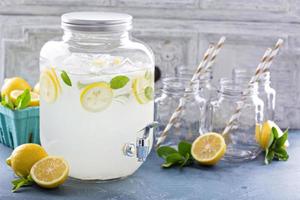 färsk citrus- citronsaft i dryck dispenser foto