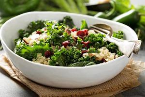 friska grönkål och quinoa sallad foto