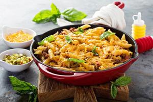 smaklös pasta baka med jord nötkött och örter foto