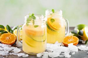 citrus- frukt citronsaft i murare burkar foto