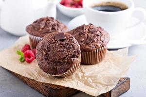 choklad muffins med en kopp av kaffe foto