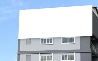utomhus- anslagstavla på byggnad med vit bakgrund falsk upp. klippning väg foto