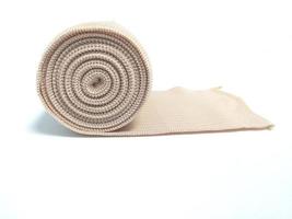 medicinsk elastisk bandage rulle för första hjälpen isolerad på vit bakgrund foto