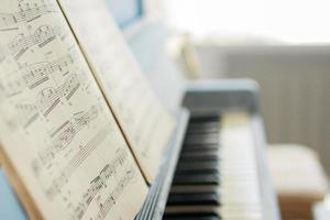 de musik anteckningar på de piano foto