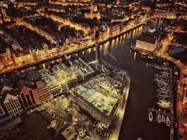 topp se natt bild av gammal stad i gdansk polen foto