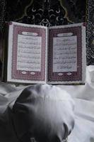 liten flicka läsning de koranen. islamic begrepp foto