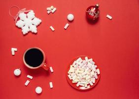 jul eller vinter- sammansättning. kopp med kaffe, marshmallows och jul dekor. platt lägga foto