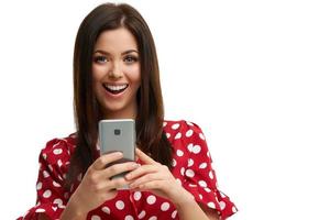 caucasian brunett kvinna använder sig av smartphone isolerat över vit bakgrund foto