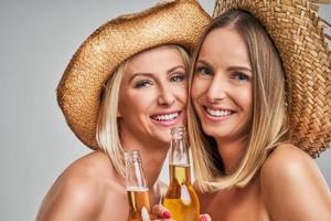 flickor festa i hattar och toasting drycker foto