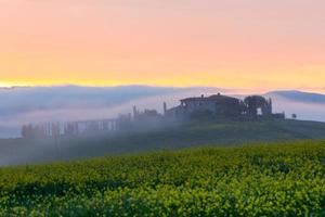 morgon- dimma se på bondgård i Toscana, Italien foto