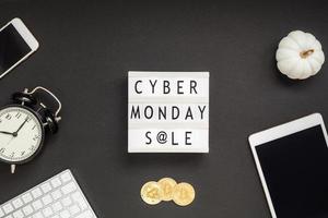 cyber måndag försäljning text på vit ljuslåda foto