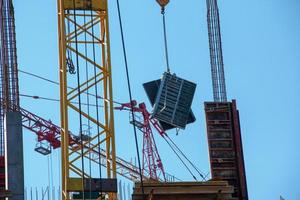 formning och byggnad metall stöder är Begagnade i de modern konstruktion av ladda lager strukturer av bostads- byggnader mot de blå himmel. foto