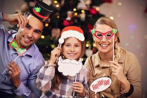 Lycklig familj har roligt under jul tid foto