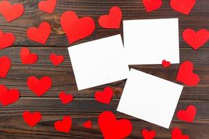 tömma papper över trä- bakgrund med färgrik hjärta på valentines dag foto