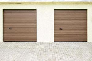 par av modern garage dörrar. stor automatisk upp och över garage dörrar för en rik Semester Hem. foto