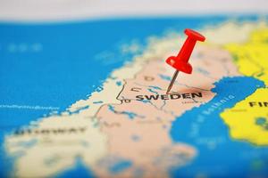 de plats av de destination på de Karta Sverige är anges förbi en röd kartnål foto